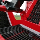 5077 Dewulf GBC carrot harvester with bunker