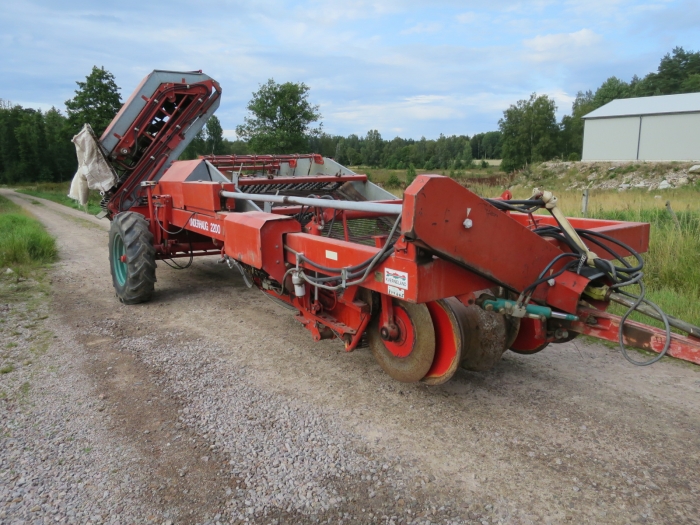 4676 Kverneland UN2200 potato harvester with elevator