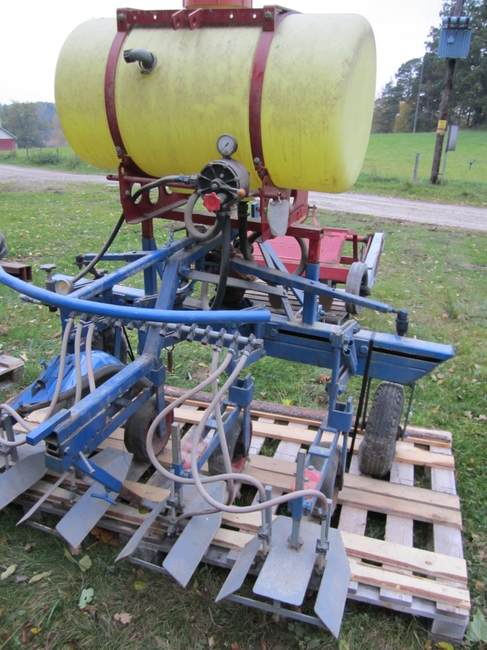 3114  Egedal with Hardi band sprayer