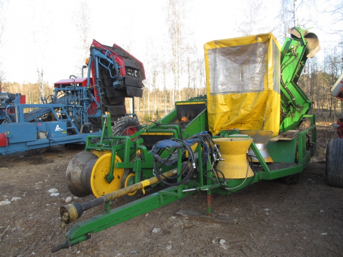 3831 Juko 1 row trailed potato harvester