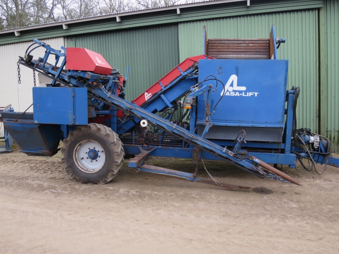 4034 Asa-Lift T120-B carrot harvester with bunker