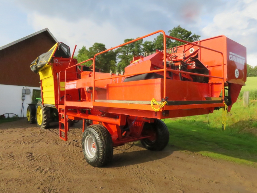 4135 Grimme SE75-30 potato harvester