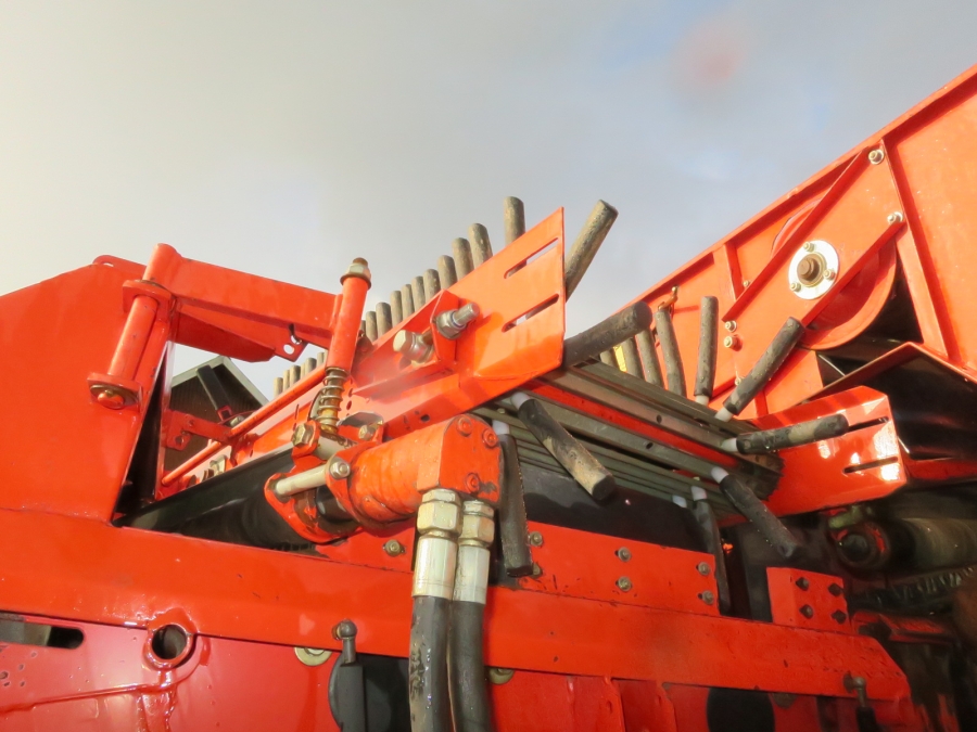 4135 Grimme SE75-30 potato harvester