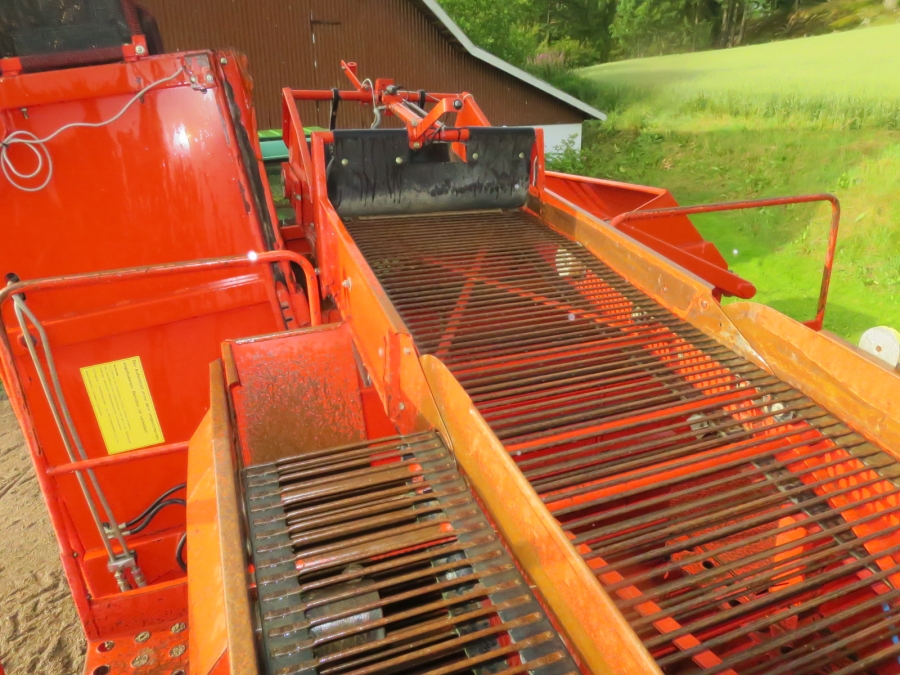 4135 Grimme SE75-30 potato harvester