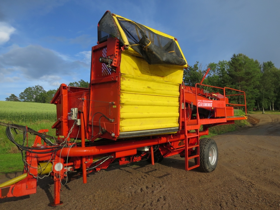 4135 Grimme SE75-30 potato harvester