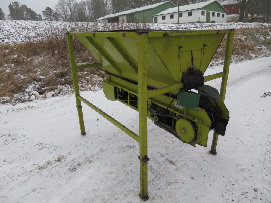 4273 SKALS small bunker with conveyor