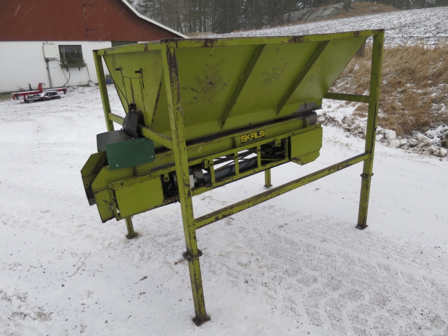 4273 SKALS small bunker with conveyor