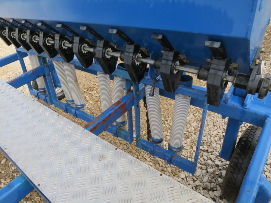 4328 Fiona row fertilizer
