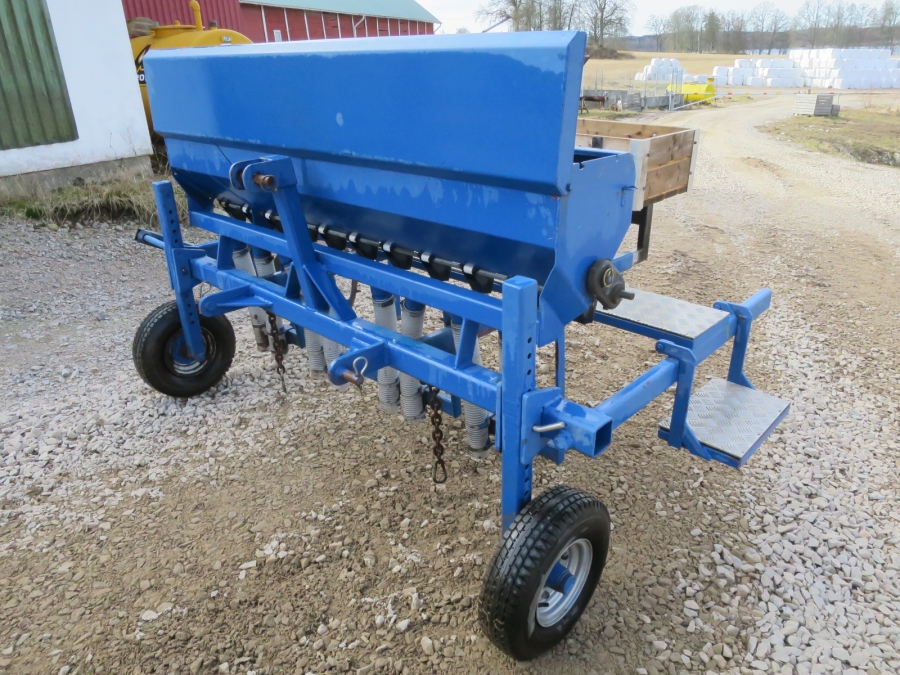 4328 Fiona row fertilizer