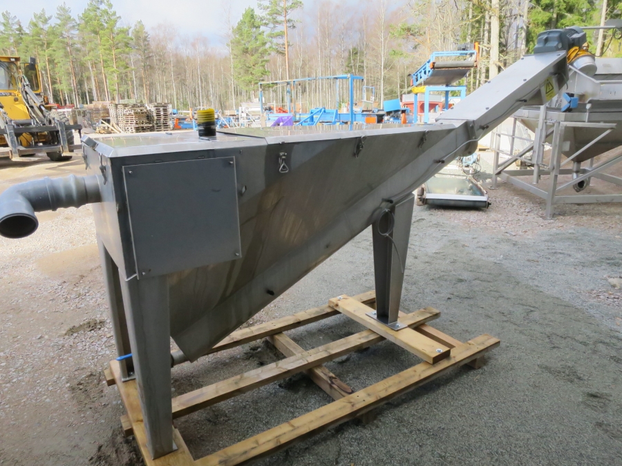 4422 bunker with screw feeder conveyor