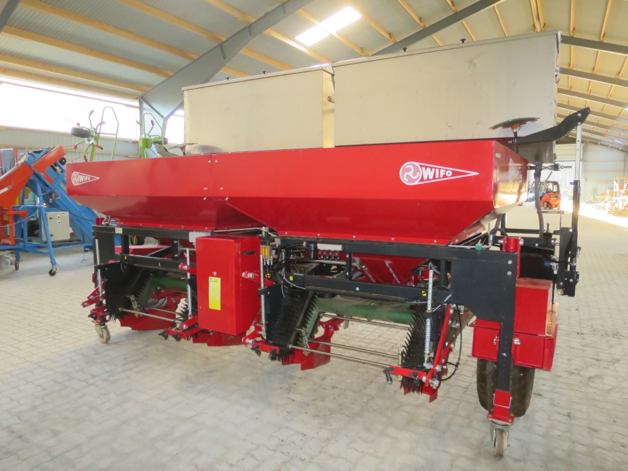 4598  Koningsplanter 4 row potato planter AS NEW