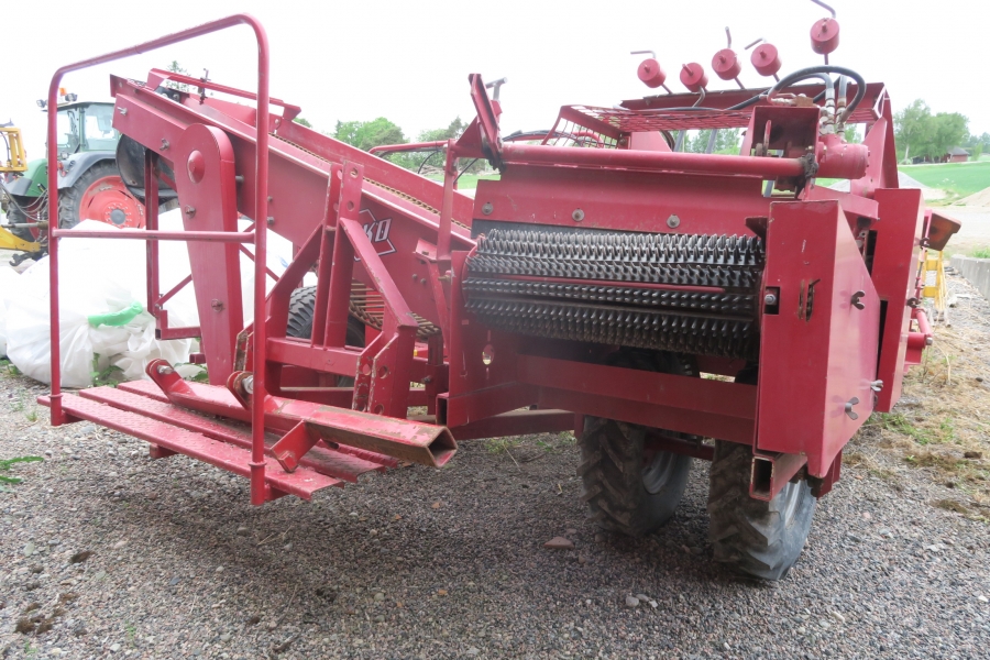 4645 Juko MIDI potato harvester mounted for box