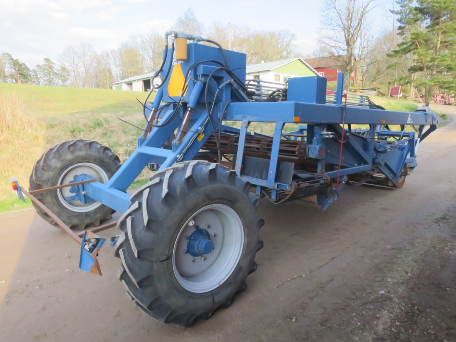 4767 Asa-Lift WR230 onion windrower trailed