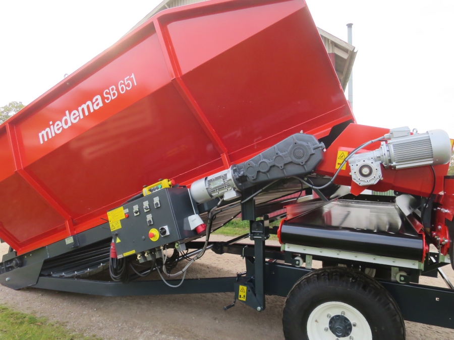 4896 Miedema SB651 receiving hopper