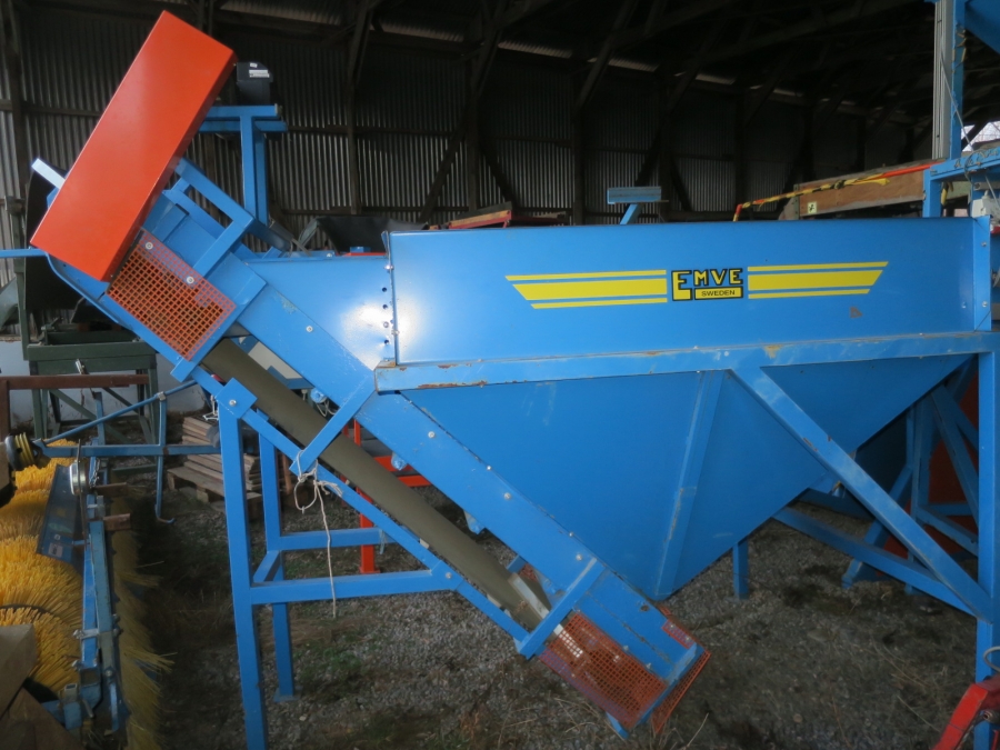 4967 EMVE box turner with feeding bunker and inspection