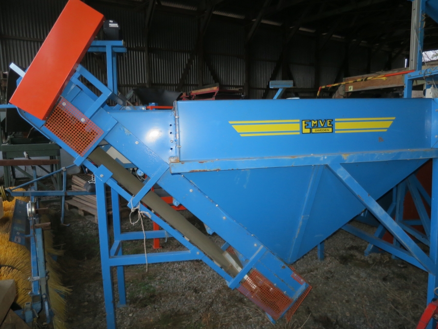 4967 EMVE box turner with feeding bunker and inspection