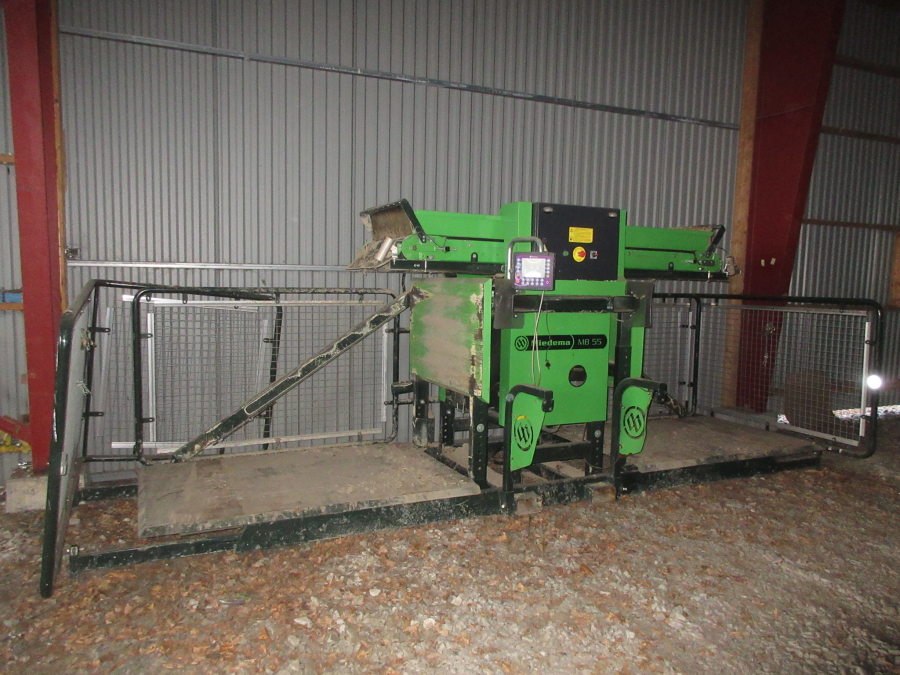 5609 Miedema MB55 box filler with feeding elevator