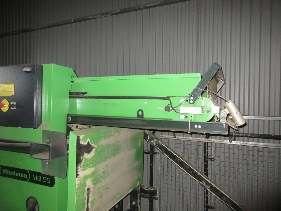 5609 Miedema MB55 box filler with feeding elevator