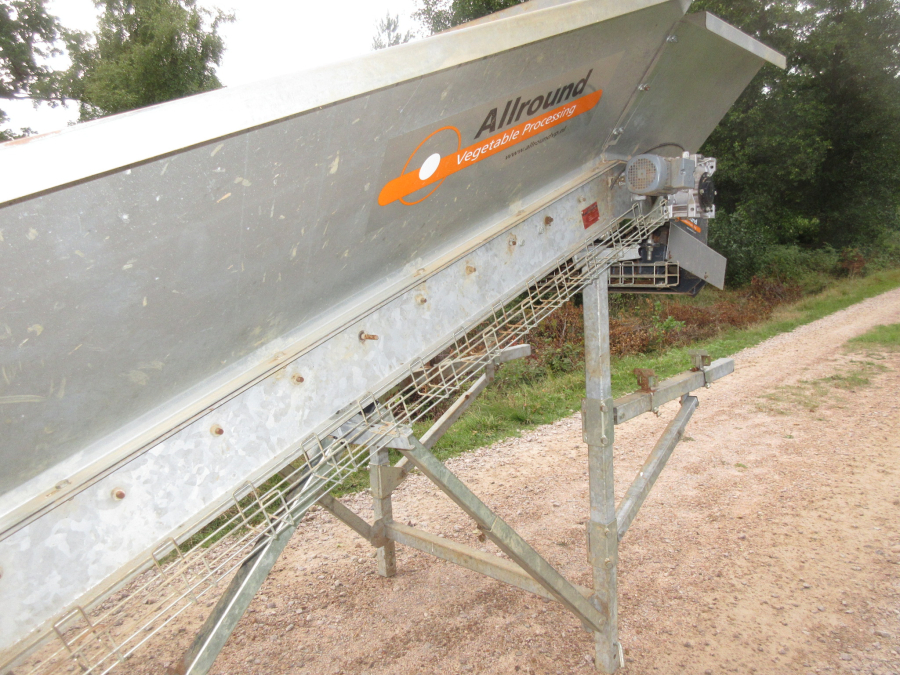 5686 Allround feeding bunker with star cleaning rollers