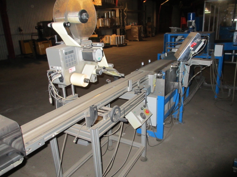3732 Newtec 3013MD multi head weigher and packaging line för trays