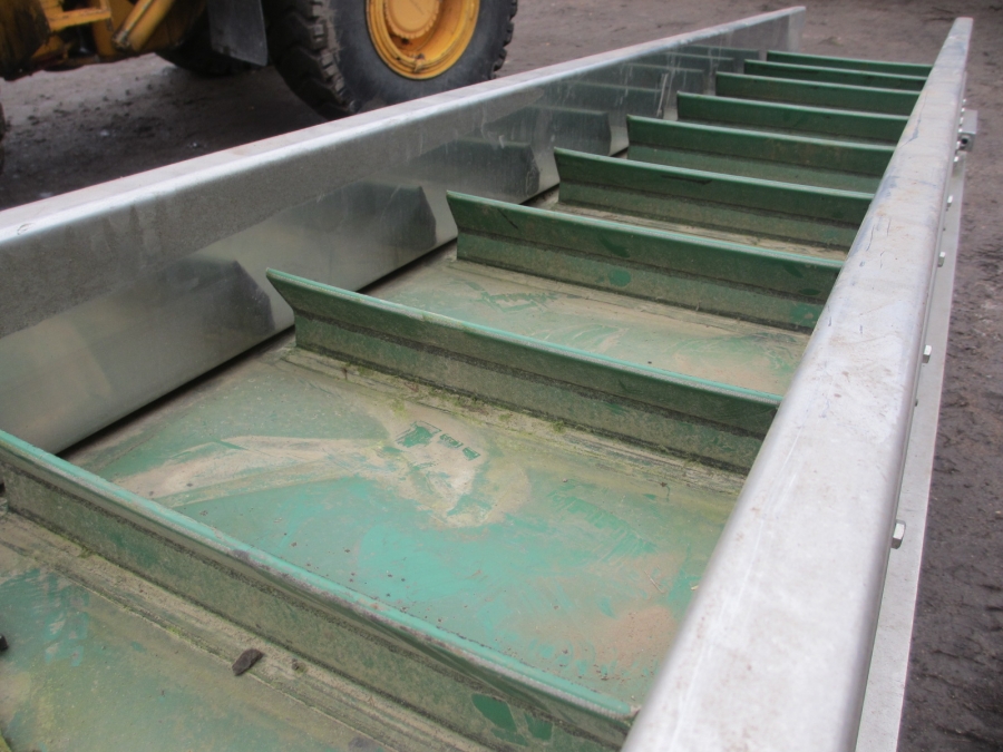 3807 Newtec feeding conveyor to weigher