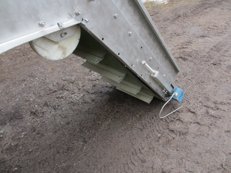 3807 Newtec feeding conveyor to weigher