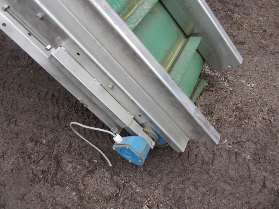 3807 Newtec feeding conveyor to weigher