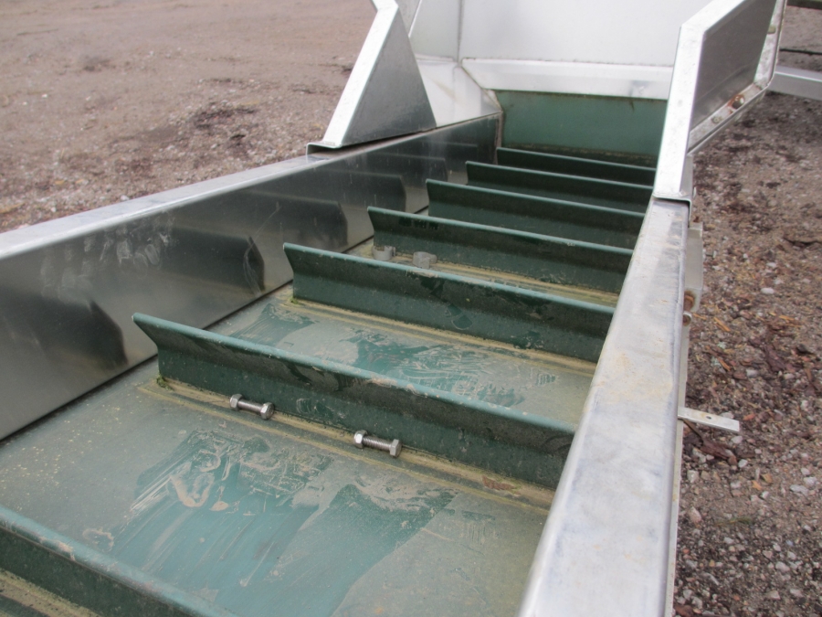 3807 Newtec feeding conveyor to weigher
