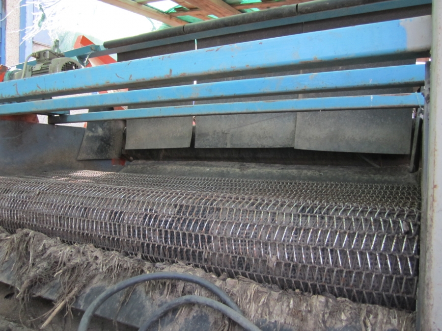 3904 EMVE receiving hopper with screen grader