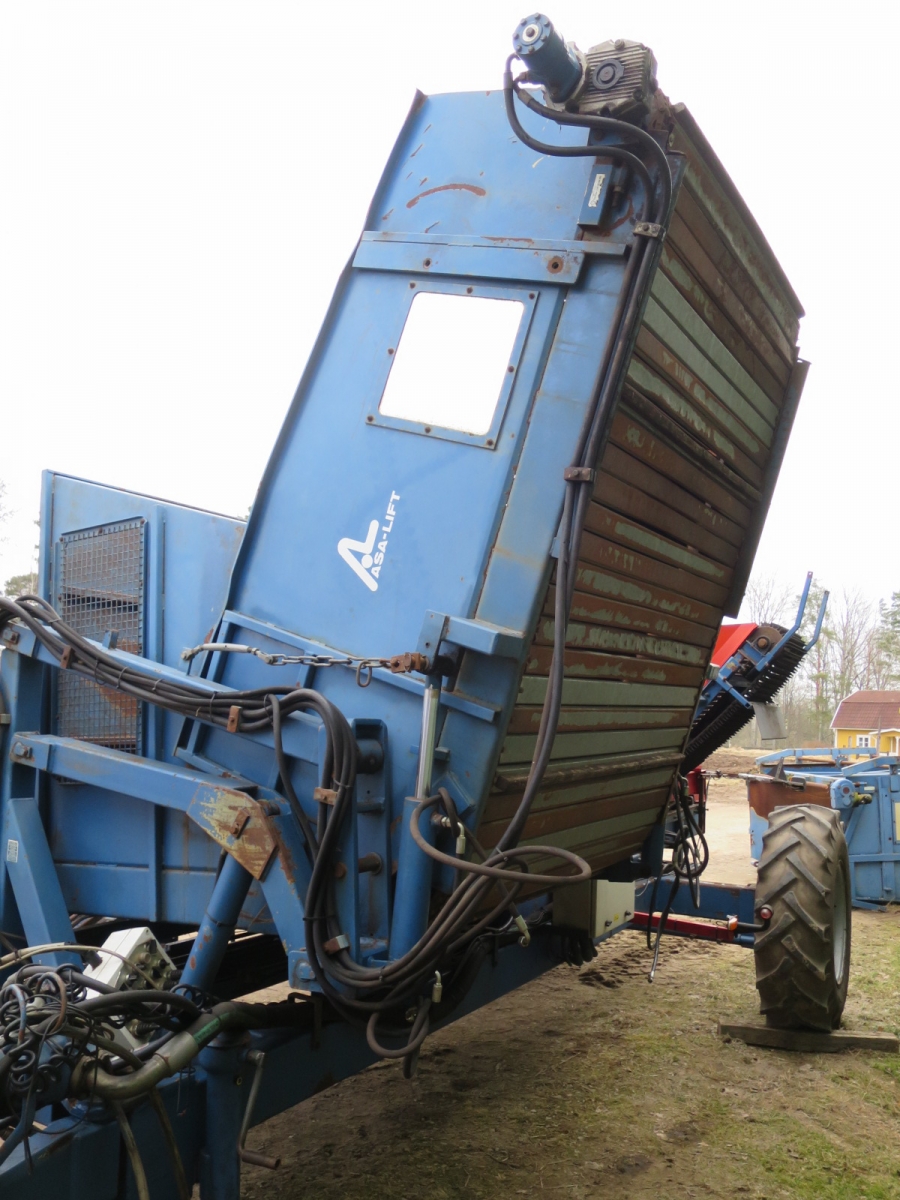 4034 Asa-Lift T120-B carrot harvester with bunker