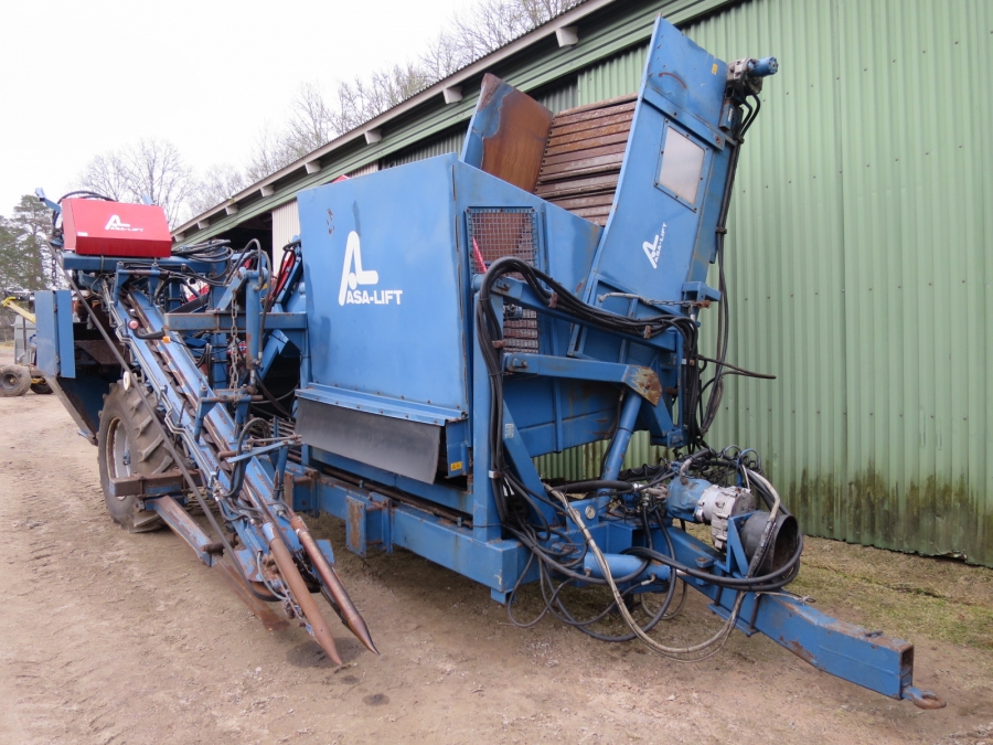 4034 Asa-Lift T120-B carrot harvester with bunker