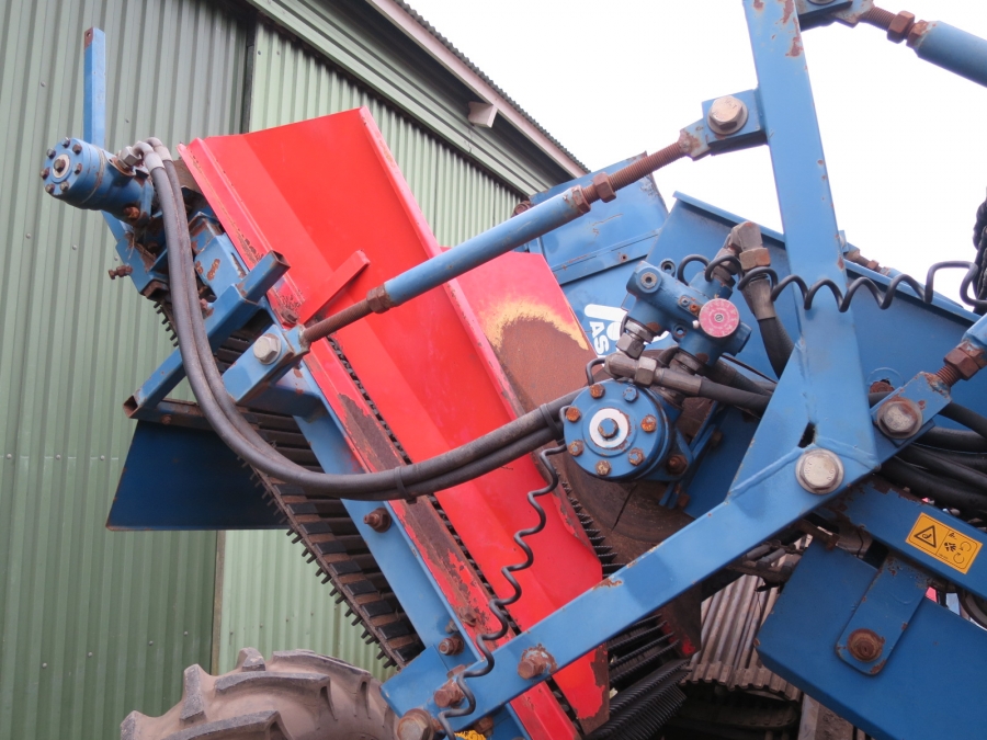 4034 Asa-Lift T120-B carrot harvester with bunker