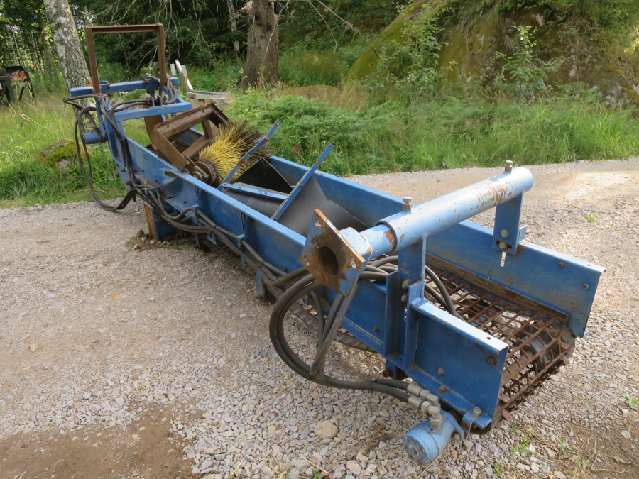 4034 Asa-Lift T120-B carrot harvester with bunker