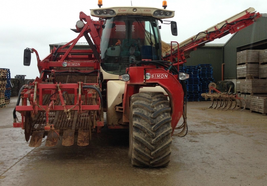 4098 Simon carrot harvester selfpropelled Sharelift harvester