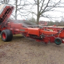 3794 Underhaug UN 2200 onion harvester with elevator