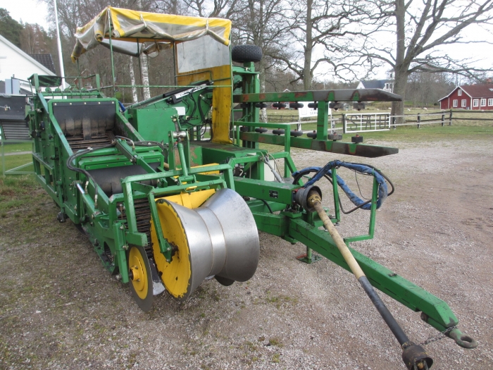 4164 Juko 1 row trailed potato harvester