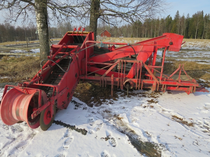 4259 Juko MIDI potato harvester mounted for box