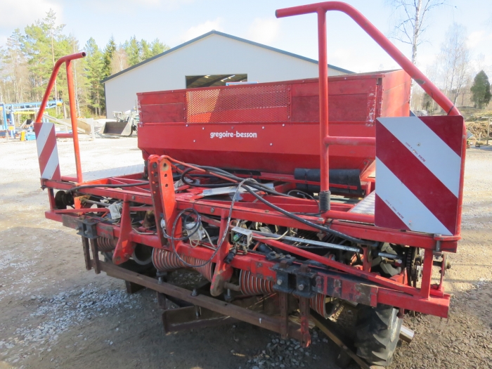 4333 Gregoire Besson belt planter 3 row for bed