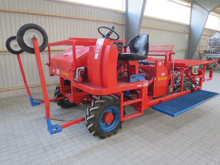 4334 Ferrari Rotostrapp selfpropelled transplanter