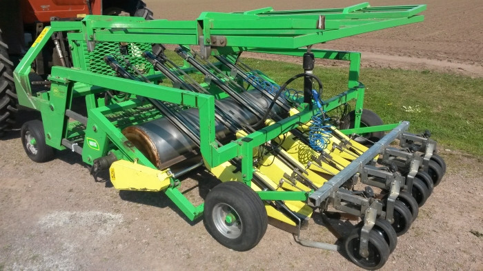 4610 Hortech TRE 190 transplanter for cubic plants