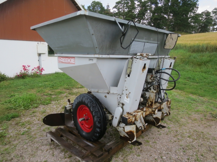 4937 Reekie 2 row potato planter