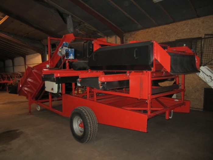 3230 EKKO Schüttbunker mit Walzen und 1200 mm Netzsortierer