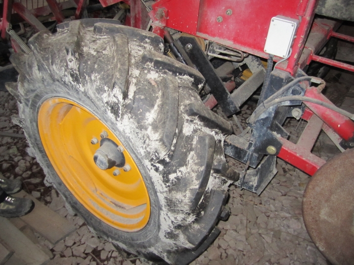 3302 TUME sugar beet seeder with fertilizer