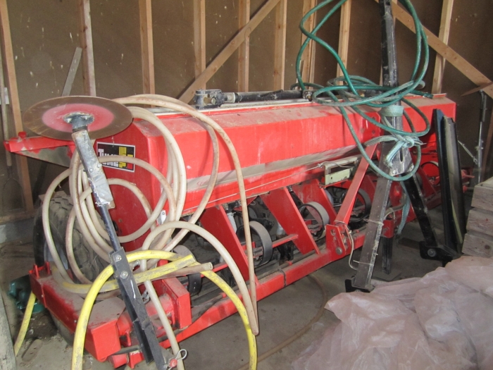 3302 TUME sugar beet seeder with fertilizer