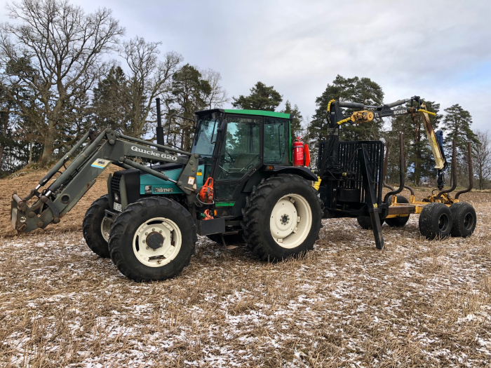 5542 Traktor Valmet 465 4WD mit Moheda Rückewagen