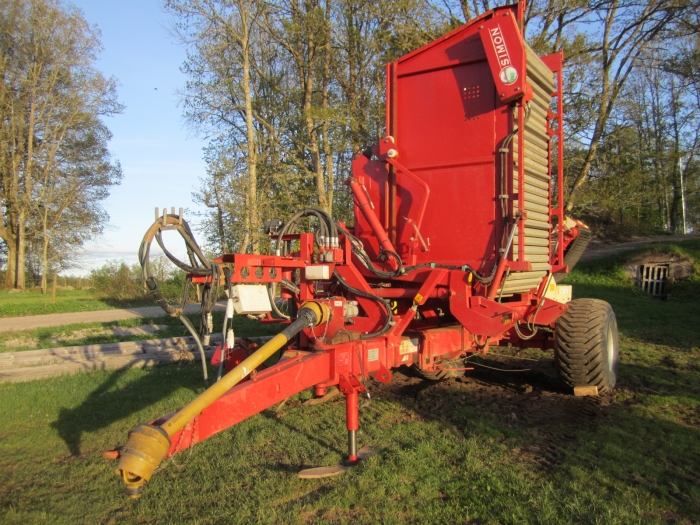 3352 Simon carrot harvester 1 row with bunker