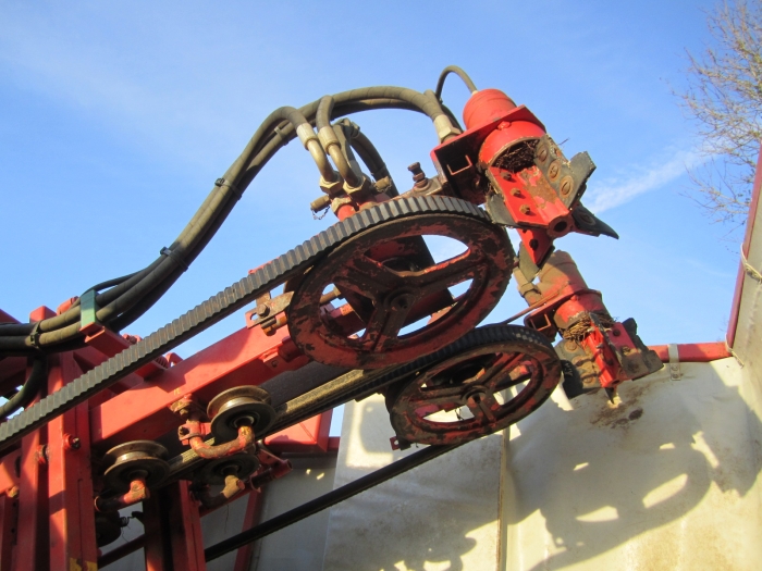 3352 Simon carrot harvester 1 row with bunker