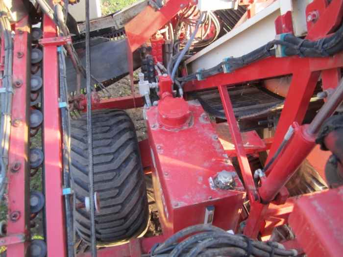 3352 Simon carrot harvester 1 row with bunker