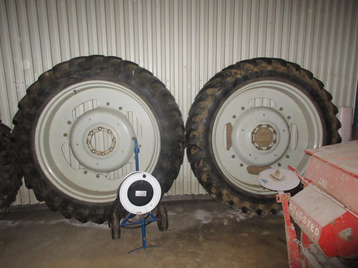5664 Row crop tires suitable for example to New Holland T6 T7