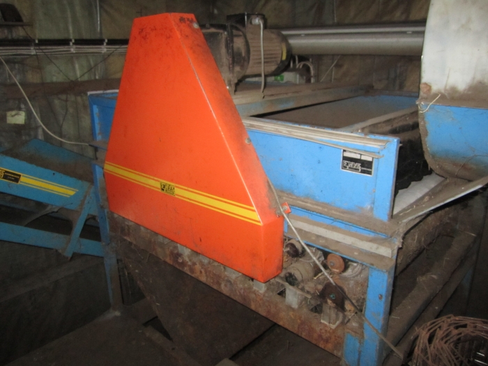 3413 EMVE potato washer with drier table